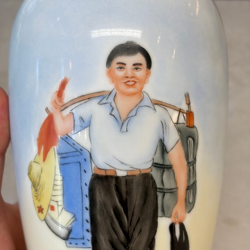 Two Chinese polychrome semi-eggshell vases with figural design - 图11