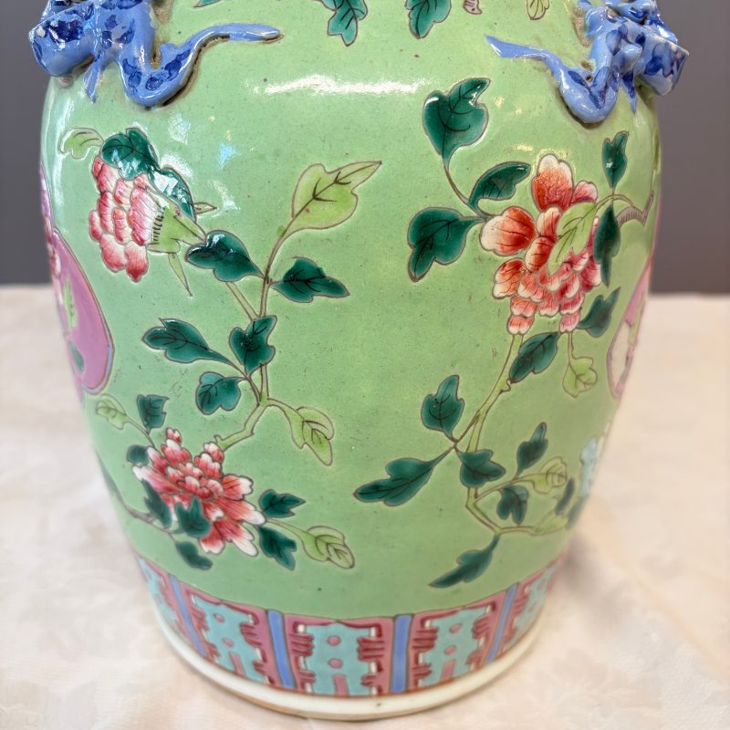 Three Chinese famille rose vases for the Straits or Peranakan market, one mounted as a lamp - 图27