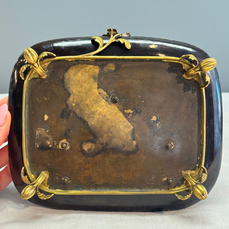 A French lacquered and gilt-bronze-mounted inkwell with a Chinese turquoise-glazed Buddha - 图18