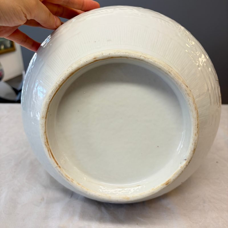 A Chinese white-glazed 'Bats among Clouds' vase with relief design - 图18