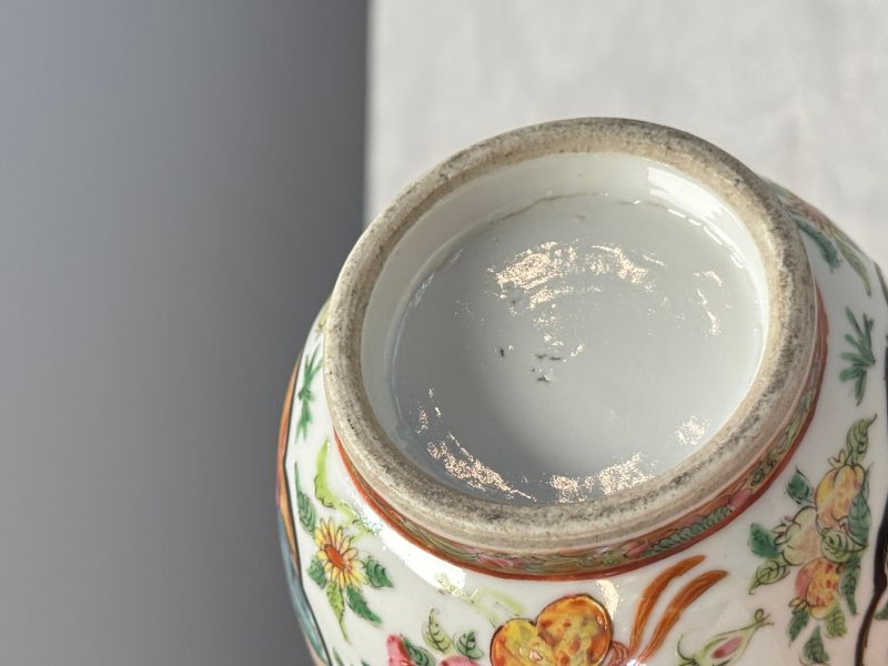 Four Chinese Canton famille rose vases and a covered bowl with figural design - 图82