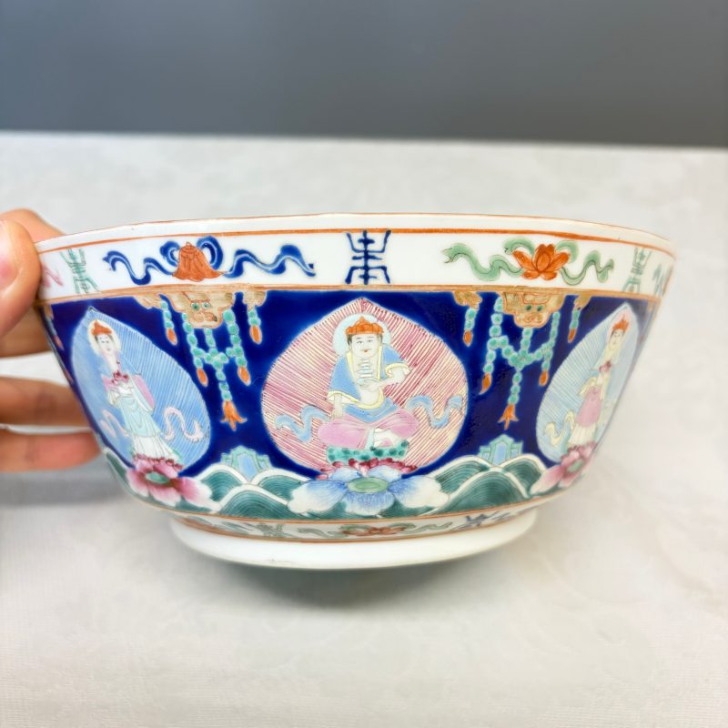 A Chinese famille rose blue-ground 'Baragon Tumed' octagonal bowl - 图12
