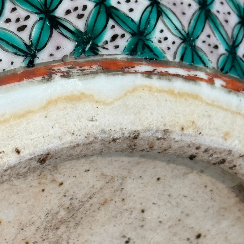 A pair of Chinese famille rose yellow-ground 'Antiquities' fish bowls with applied relief design - 图52