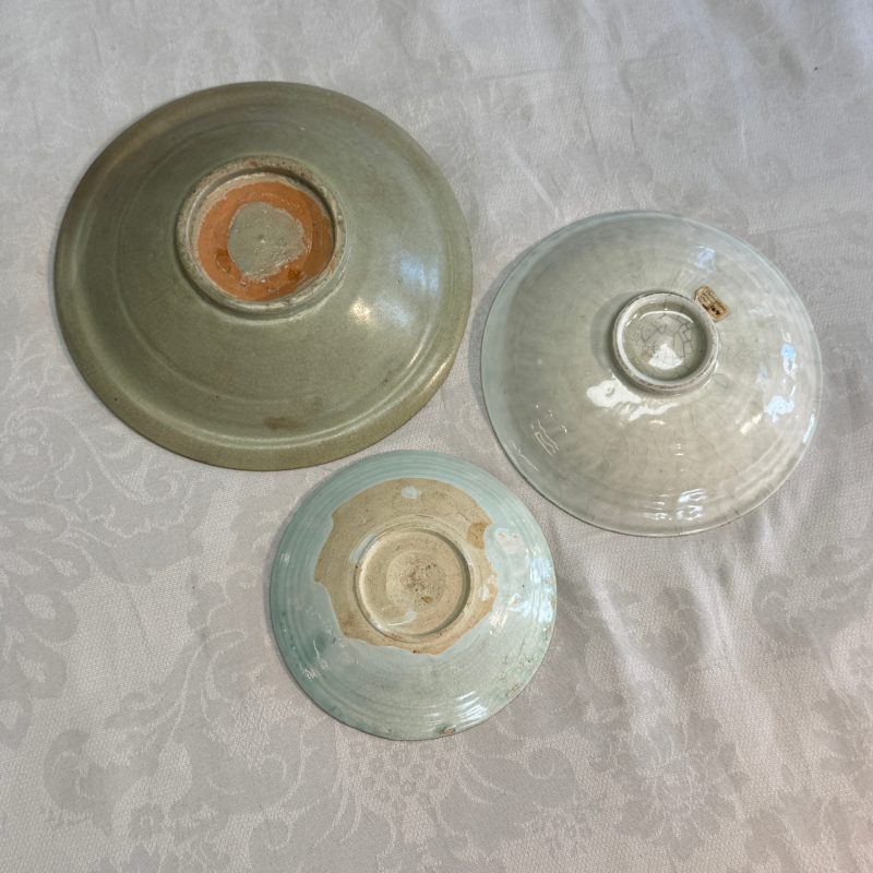 Two Chinese qingbai plates and a Longquan celadon plate - 图7