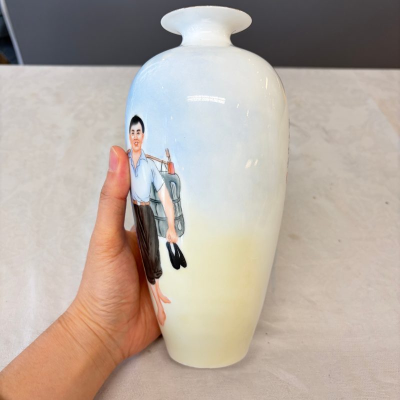 Two Chinese polychrome semi-eggshell vases with figural design - 图14