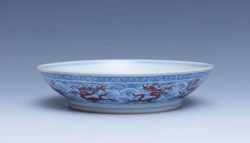 A pair of underglaze-blue and iron-red-decorated 'dragon' dishes, Qianlong mark and of the period (1736-1795) - 图8