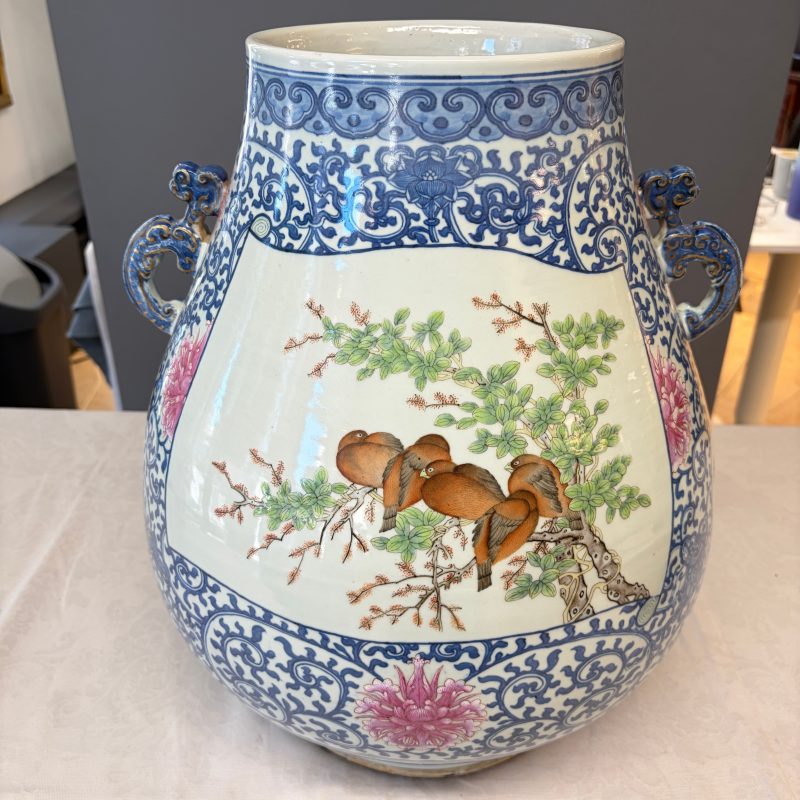 A large Chinese famille rose 'Hu' vase with birds and butterflies - 图8