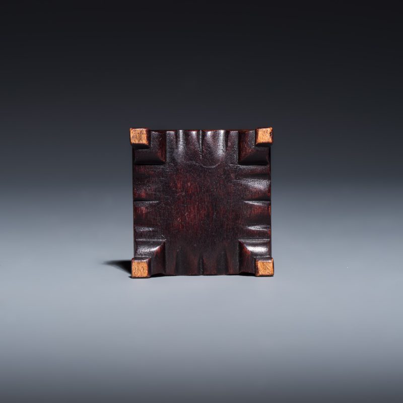 Three Chinese monochrome wares, one with a wooden stand - 图21
