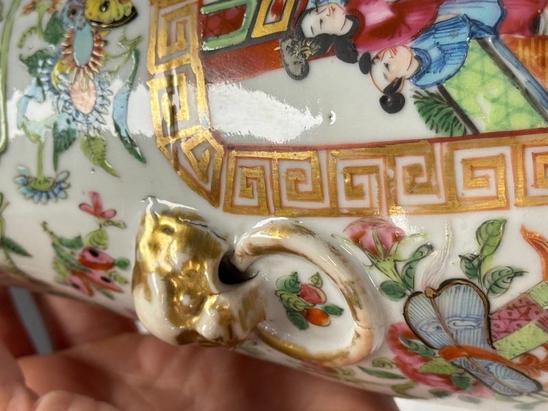 Four Chinese Canton famille rose vases and a covered bowl with figural design - 图84