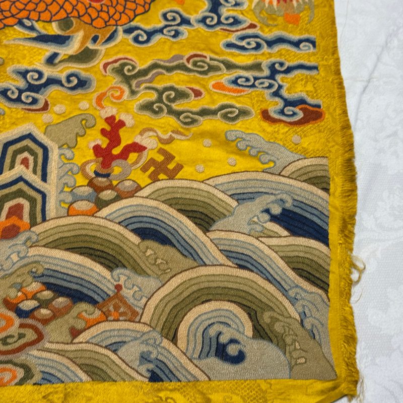Two Chinese yellow-ground seed-stitch embroidered 'Dragon' panels - 图42