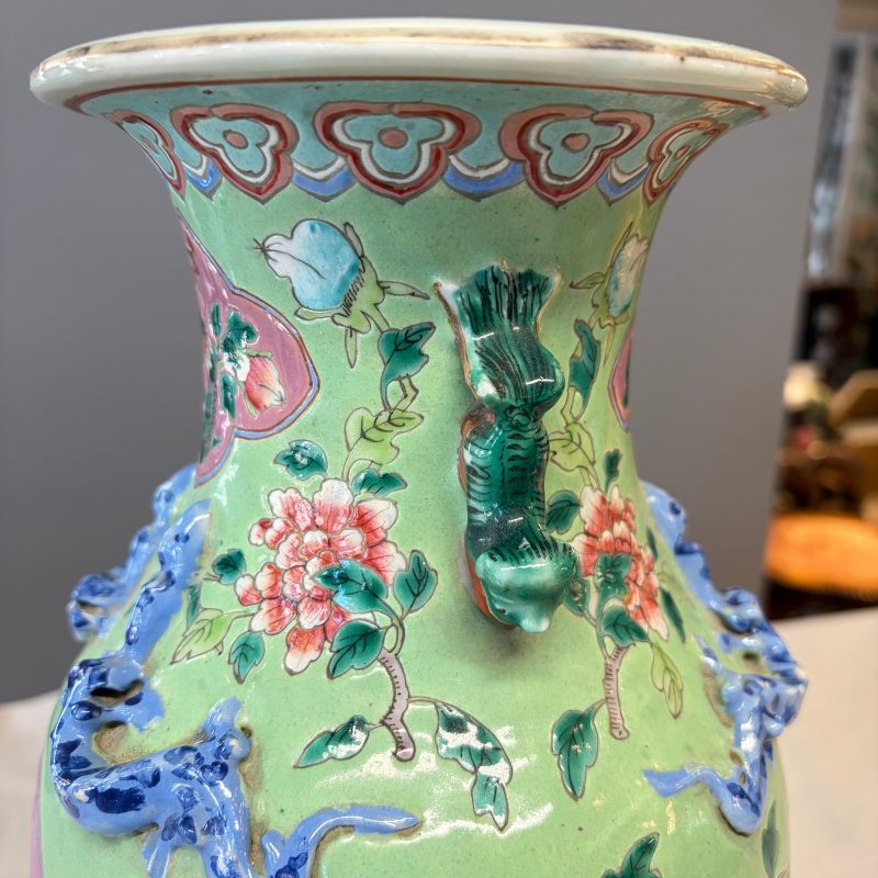 Three Chinese famille rose vases for the Straits or Peranakan market, one mounted as a lamp - 图26