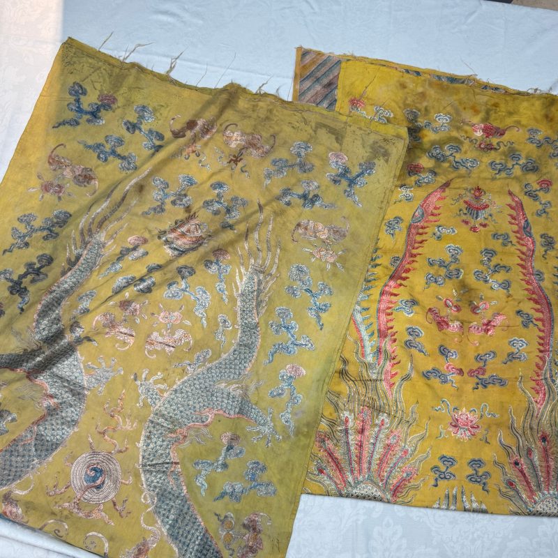 A pair of Chinese yellow-ground embroidered 'Dragons' and 'Phoenixes' panels - 图8
