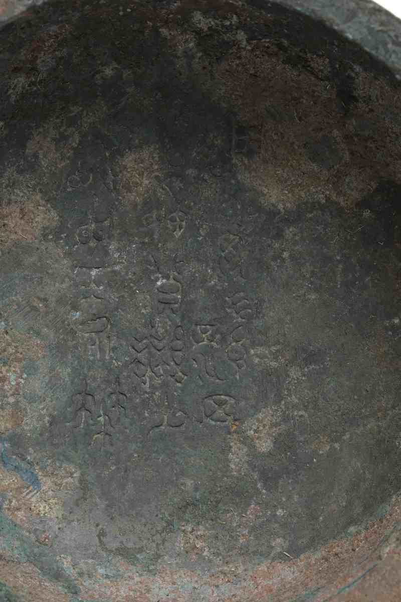 An archaic inscribed bronze footed ritual tripod cauldron, Ding - 图6