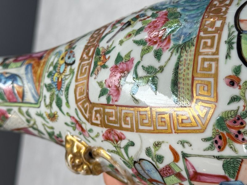 Four Chinese Canton famille rose vases and a covered bowl with figural design - 图83