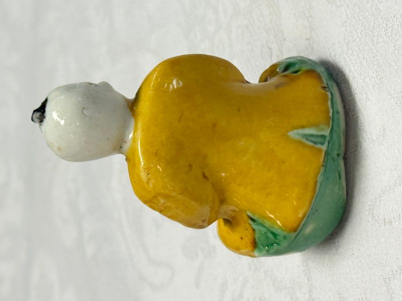 A Chinese famille verte sancai biscuit model of a seated boy and a 'He He Er Xian' group - 图15
