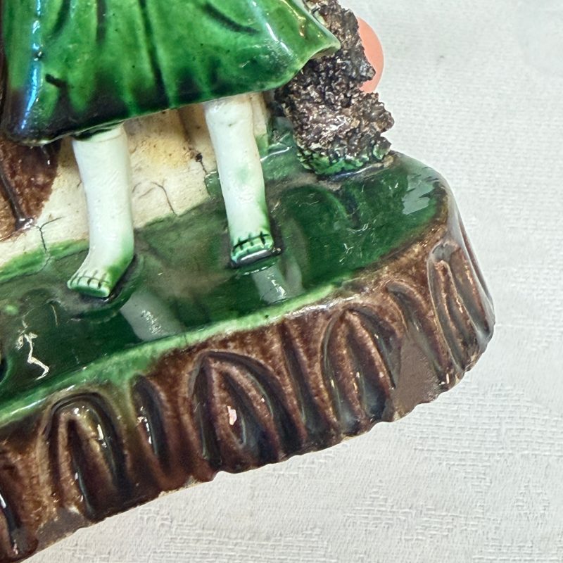 A Chinese aubergine-glazed brush rest and a famille verte sancai biscuit group - 图22