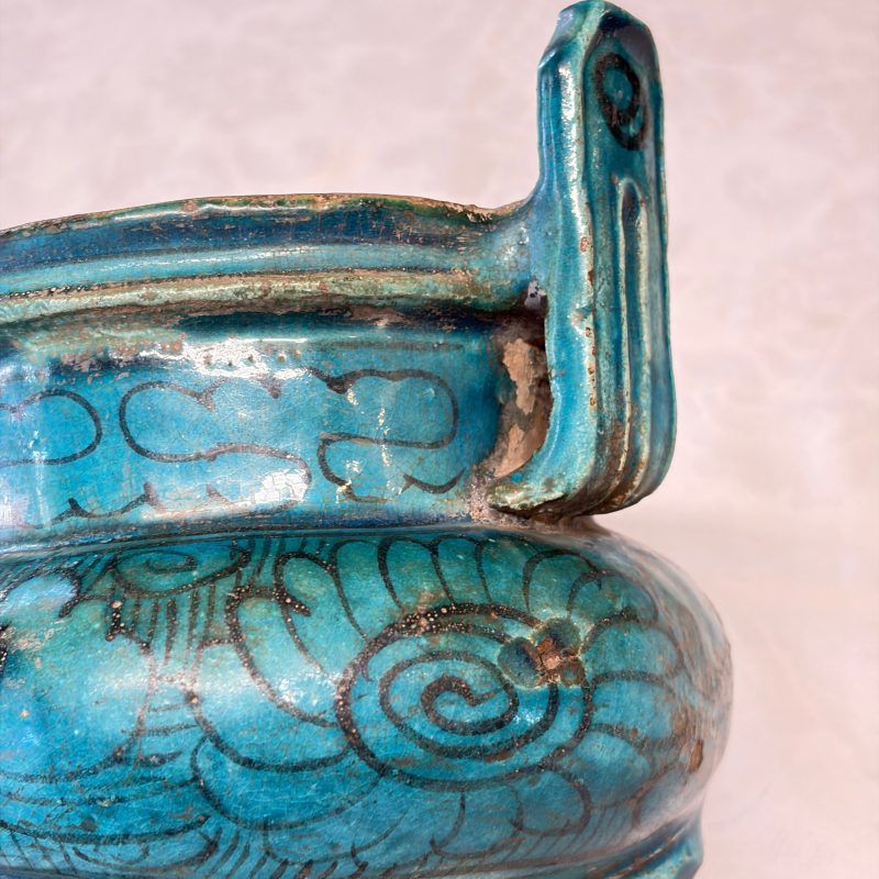A Chinese peacock-blue-glazed tripod incense burner with wooden cover - 图25