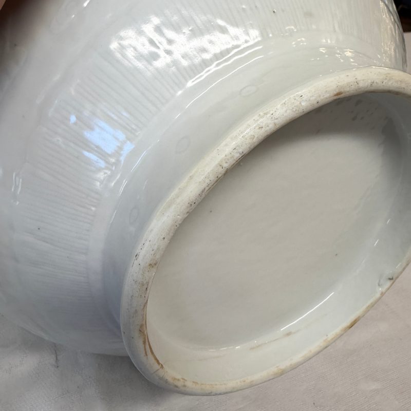A Chinese white-glazed 'Bats among Clouds' vase with relief design - 图19
