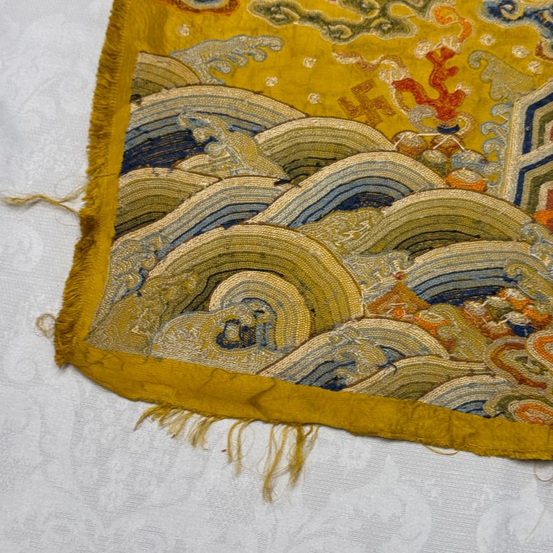 Two Chinese yellow-ground seed-stitch embroidered 'Dragon' panels - 图44