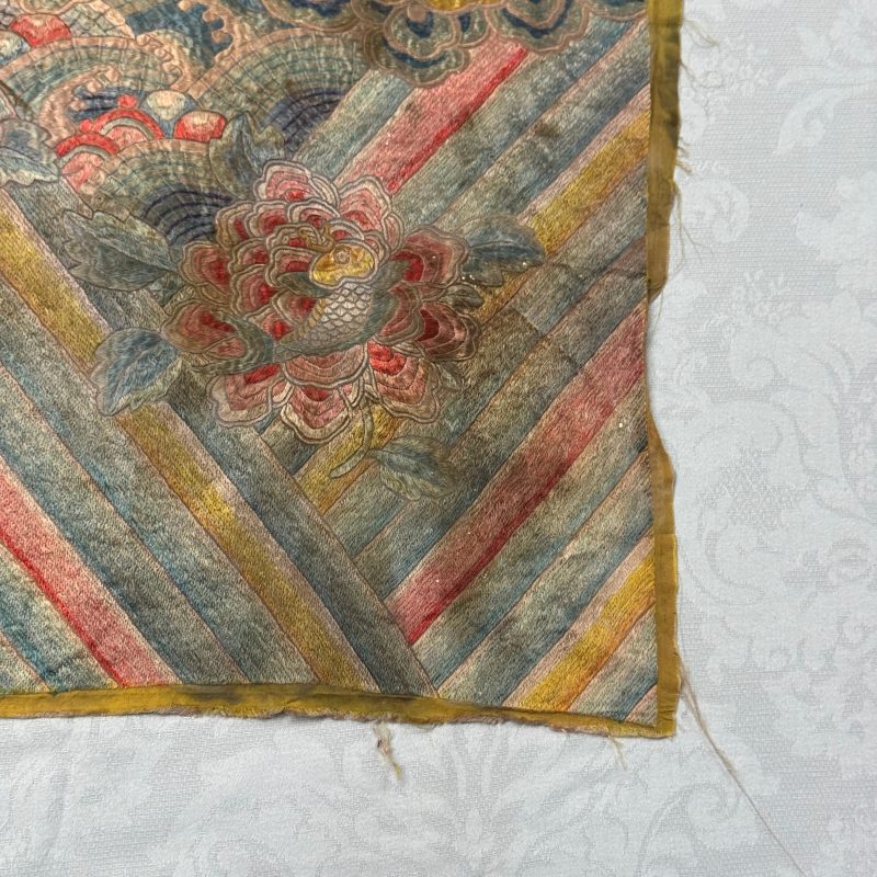 A pair of Chinese yellow-ground embroidered 'Dragons' and 'Phoenixes' panels - 图10