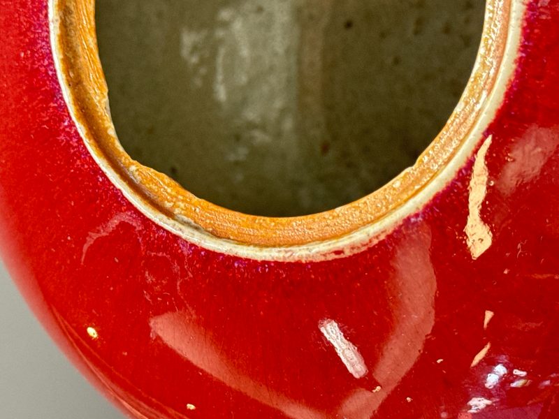 Three Chinese monochrome wares, one with a wooden stand - 图48