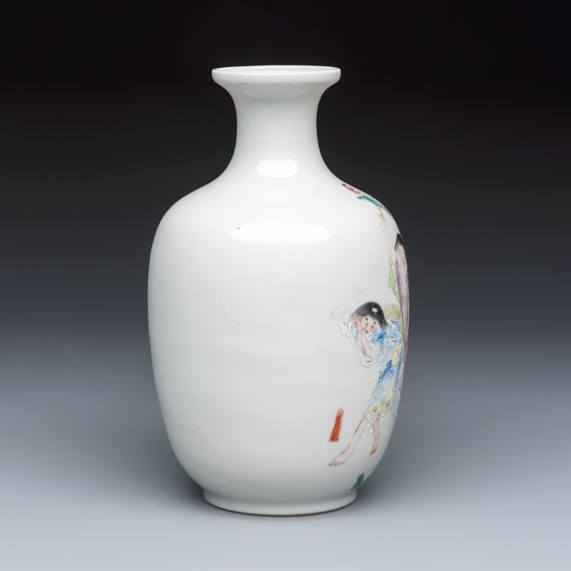 A Chinese famille rose 'Hehe Erxian' and 'Liu Hai' vase - 图3