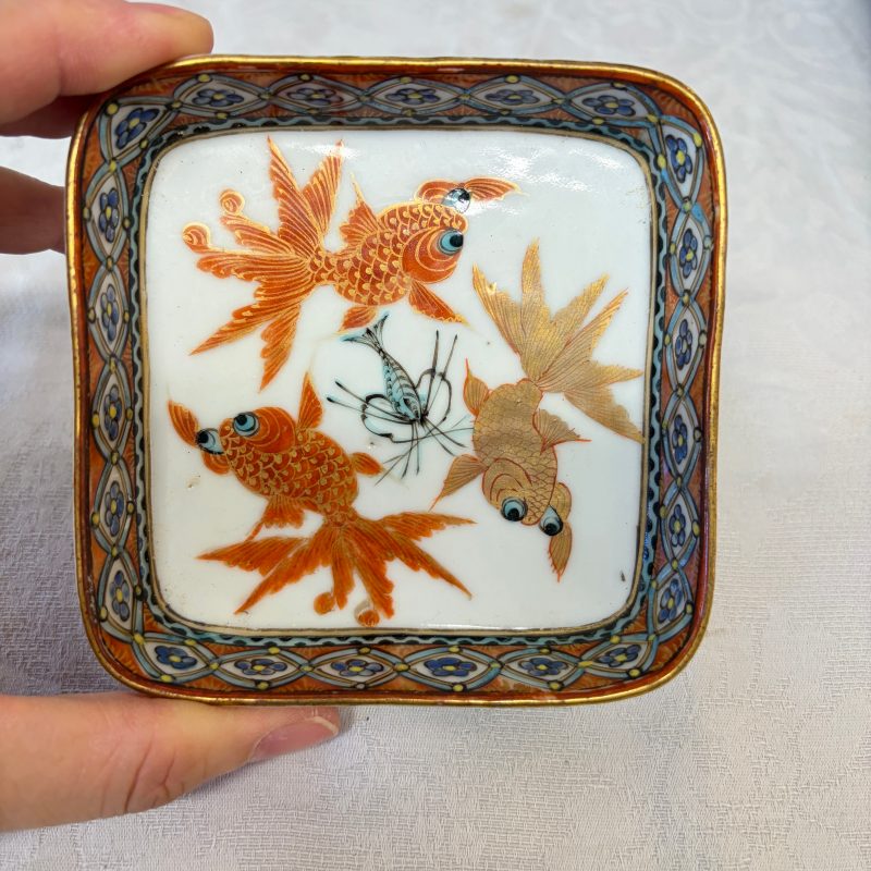 A Chinese famille rose 'Goldfish' nine-piece sweetmeat set in a gilt-lacquered box and cover - 图31
