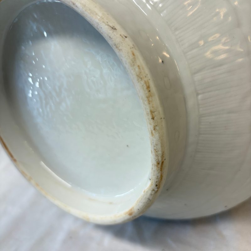 A Chinese white-glazed 'Bats among Clouds' vase with relief design - 图20