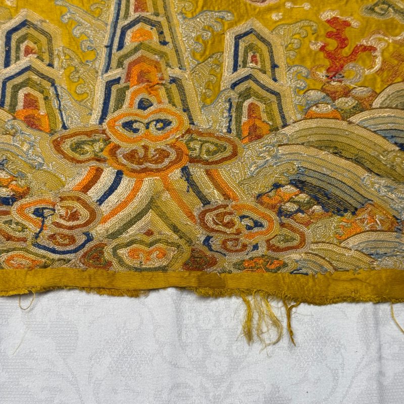 Two Chinese yellow-ground seed-stitch embroidered 'Dragon' panels - 图43