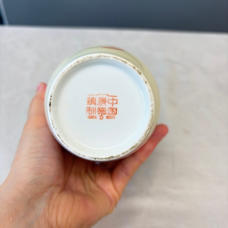 Two Chinese polychrome semi-eggshell vases with figural design - 图18