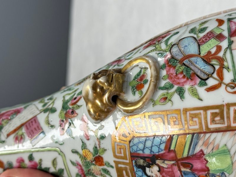 Four Chinese Canton famille rose vases and a covered bowl with figural design - 图86