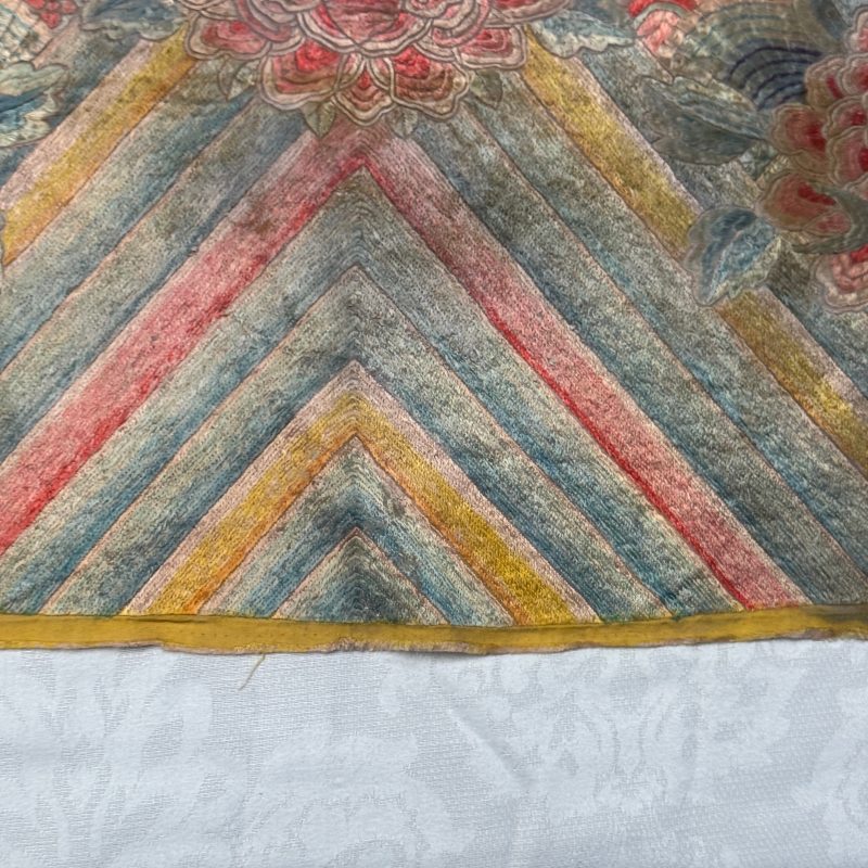 A pair of Chinese yellow-ground embroidered 'Dragons' and 'Phoenixes' panels - 图11