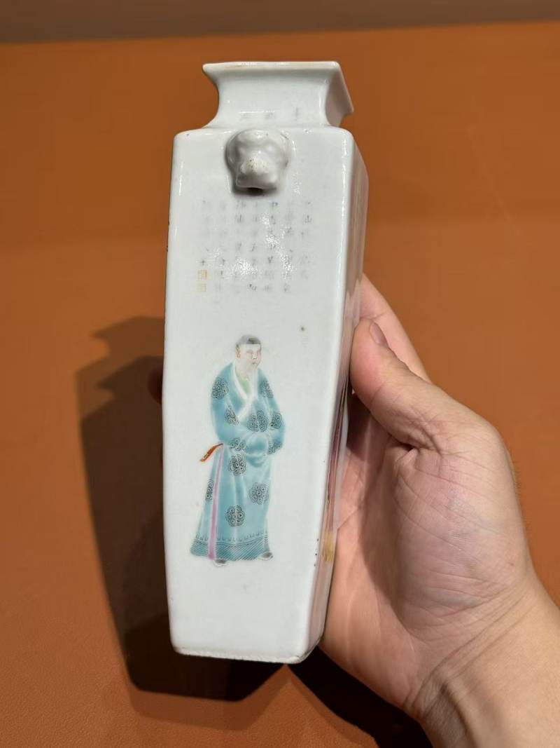 清道光 粉彩无双谱兽耳四方瓶 - 图3