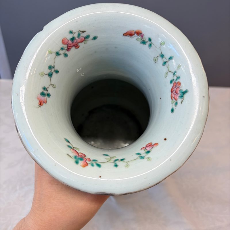 Three Chinese famille rose vases for the Straits or Peranakan market, one mounted as a lamp - 图28