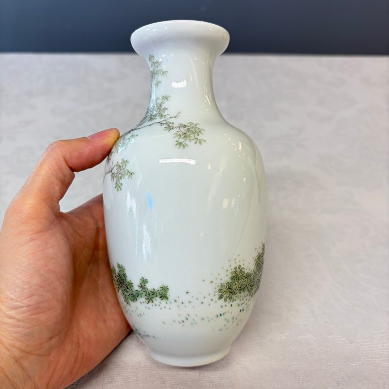 A Chinese famille rose vase and a qianjiang cai incense stick holder - 图10