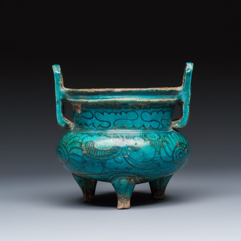 A Chinese peacock-blue-glazed tripod incense burner with wooden cover - 图3