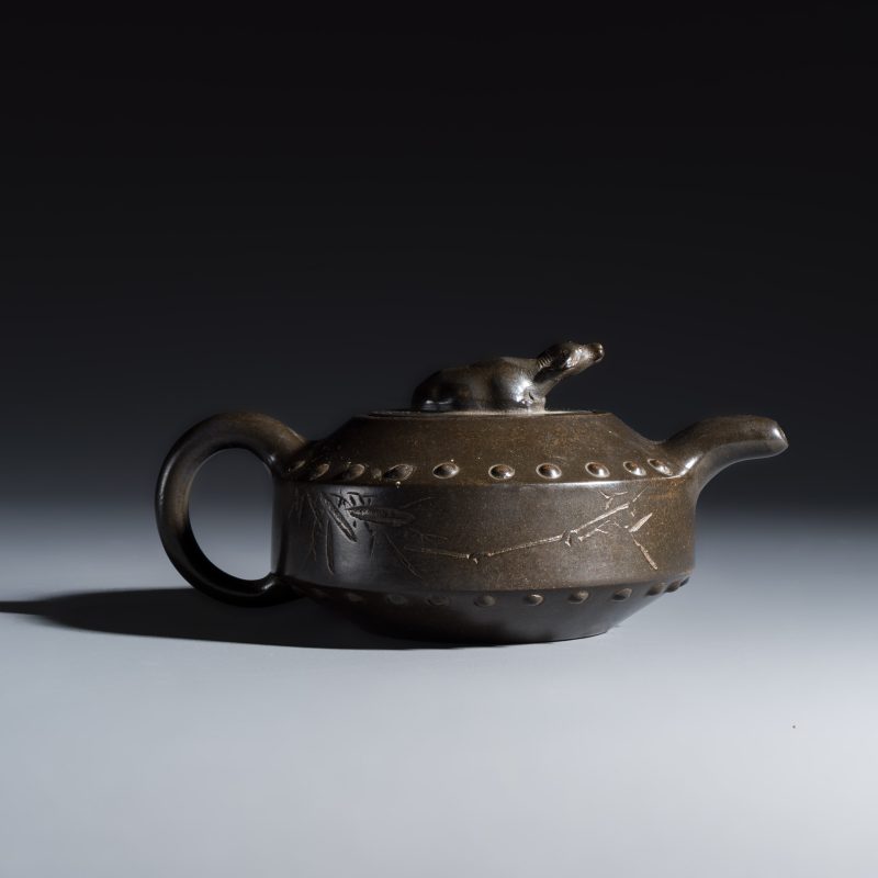 A Chinese inscribed Yixing stoneware teapot with a buffalo finial - 图4