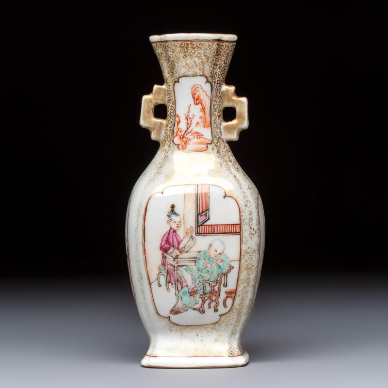 A Chinese Canton famille rose gilt-decorated vase with figural design - 图4