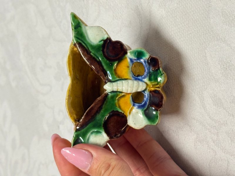 A pair of Chinese famille verte sancai biscuit 'Butterfly' water pots and a pair of shoes - 图21