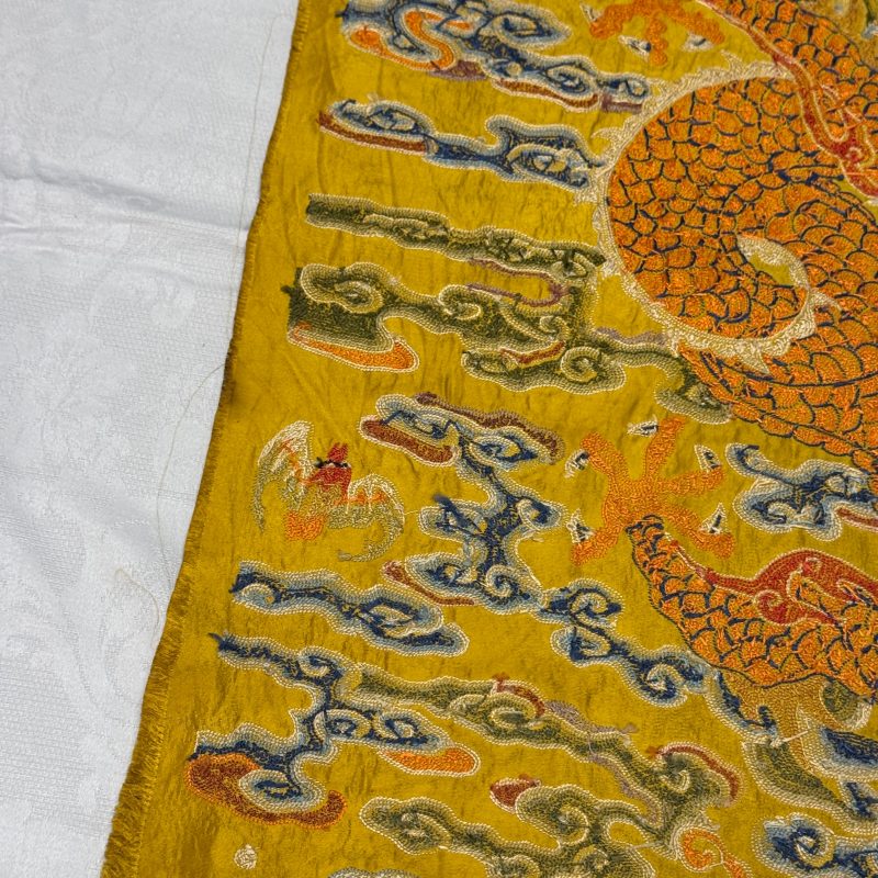 Two Chinese yellow-ground seed-stitch embroidered 'Dragon' panels - 图45