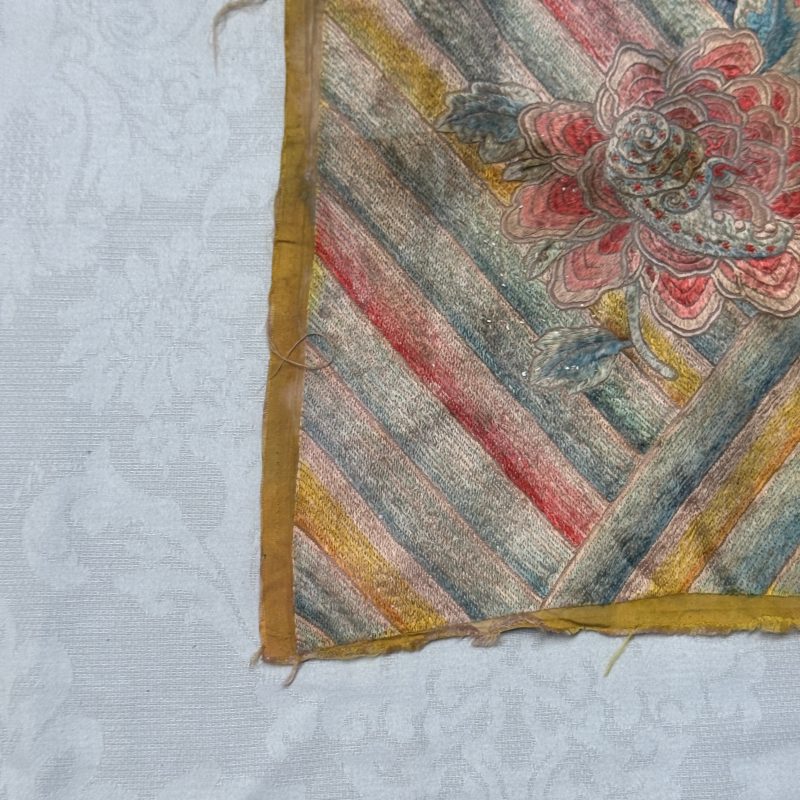 A pair of Chinese yellow-ground embroidered 'Dragons' and 'Phoenixes' panels - 图12