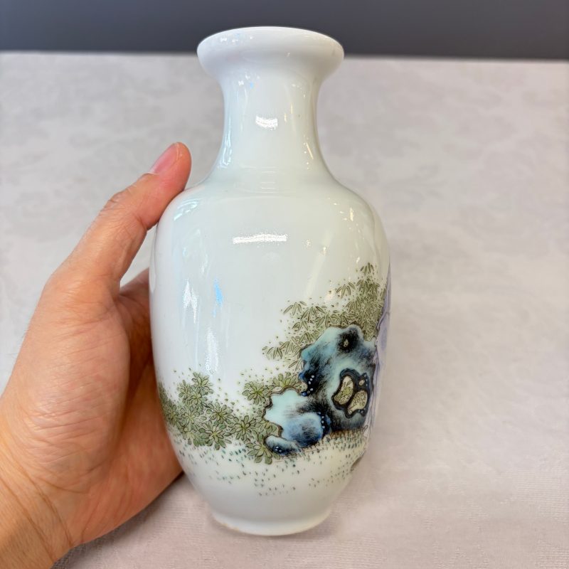 A Chinese famille rose vase and a qianjiang cai incense stick holder - 图11