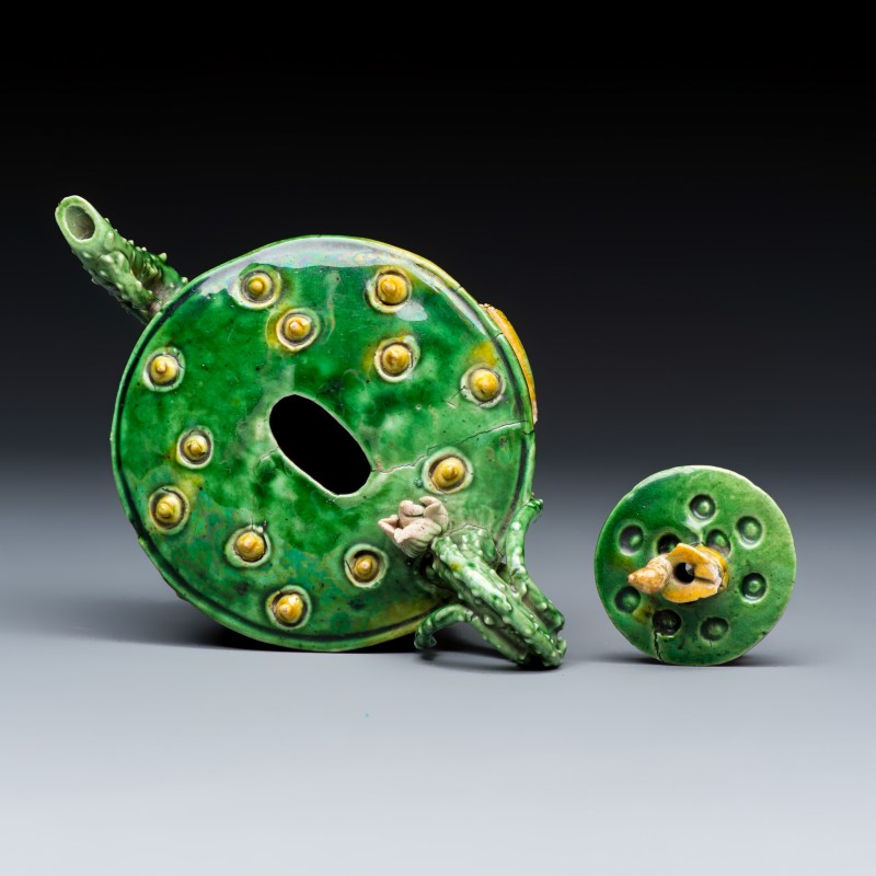 A Chinese famille verte sancai biscuit 'Lotus' teapot on a later wooden stand - 图6