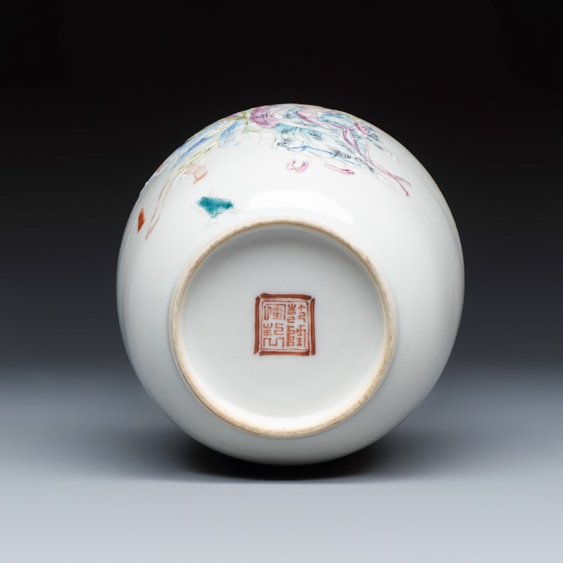A Chinese famille rose 'Hehe Erxian' and 'Liu Hai' vase - 图5