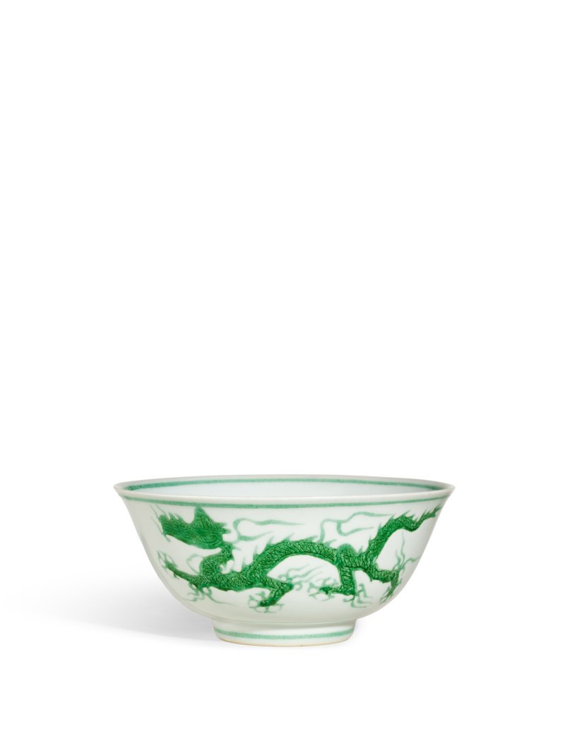 A large incised green-enamelled 'dragon' bowl, Mark and period of Zhengde | 明正德　白地暗刻海水素胎綠彩龍紋大盌　《大明正德年製》款 - 图1