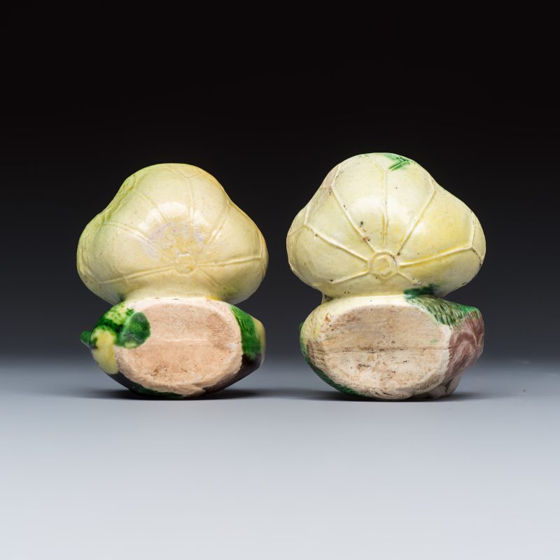 A pair of Chinese famille verte sancai biscuit duck-and-lotus-form water droppers on later wooden stands - 图7