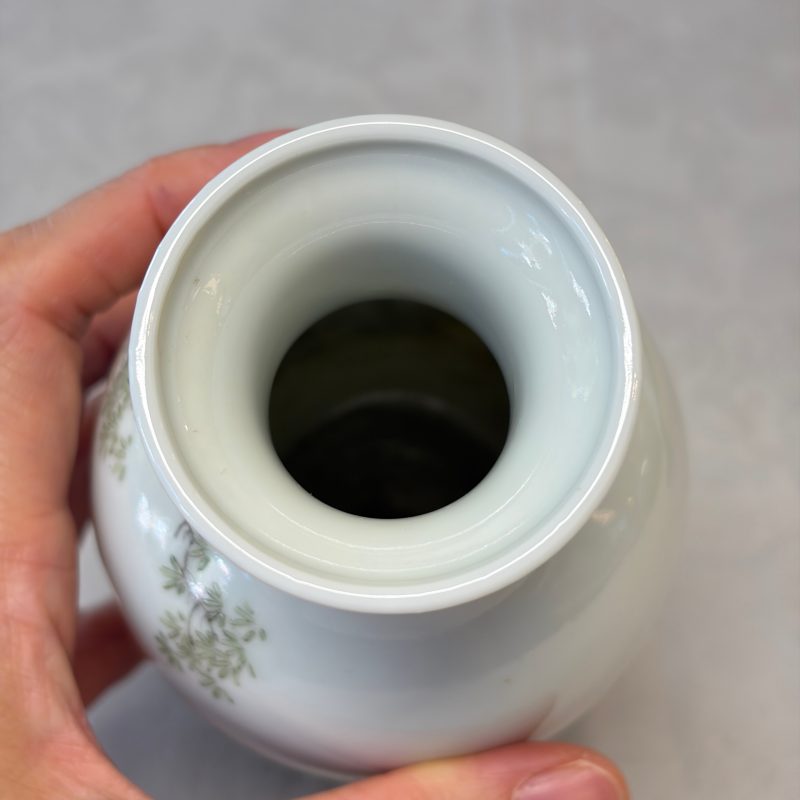 A Chinese famille rose vase and a qianjiang cai incense stick holder - 图12