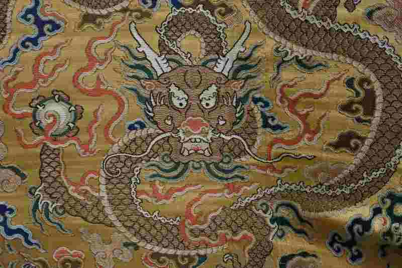 A pair of silk brocade ‘Dragon’ throne back cushion covers - 图12