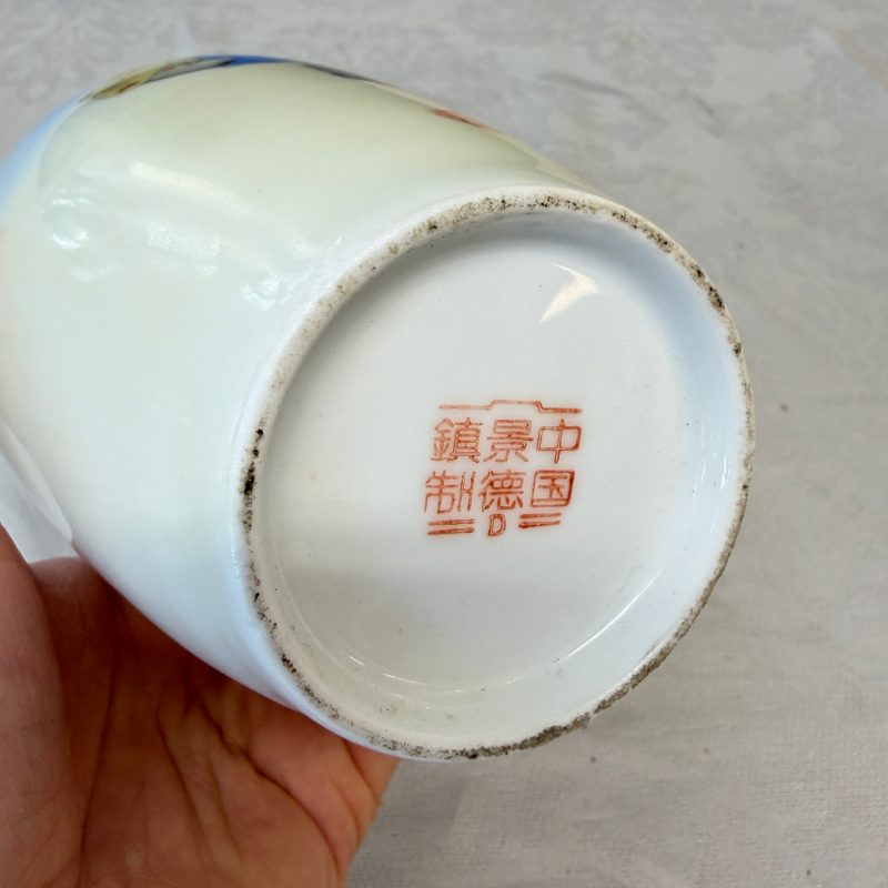 Two Chinese polychrome semi-eggshell vases with figural design - 图19