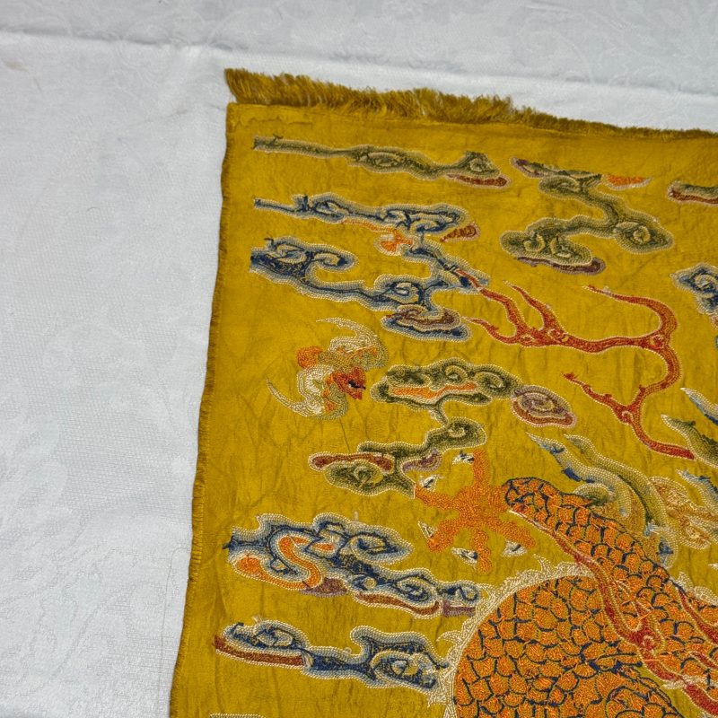 Two Chinese yellow-ground seed-stitch embroidered 'Dragon' panels - 图46